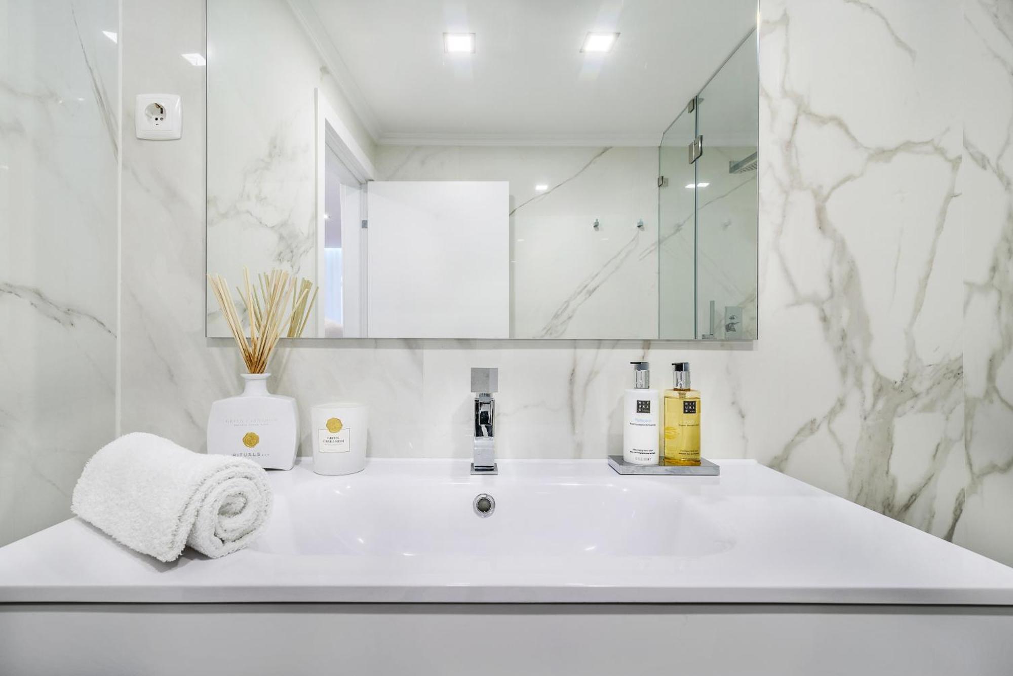 Whome City Chic Escape: Your Stylish Haven In Downtown リスボン エクステリア 写真